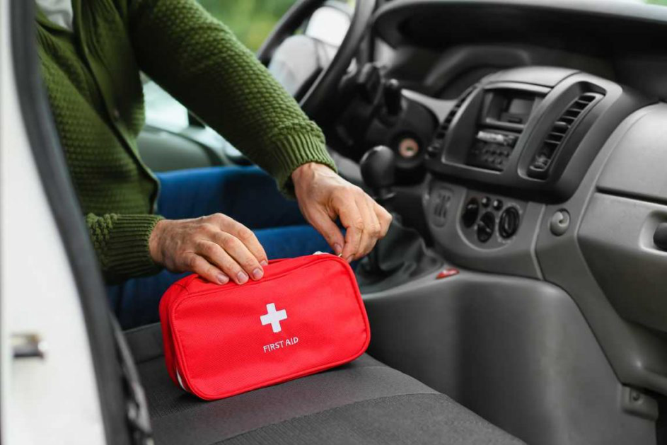 🚗 Bezpieczna podróż autem – 7 rzeczy, które zawsze warto mieć w bagażniku